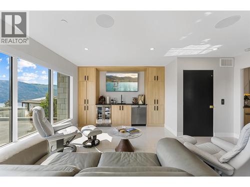 9829 Beacon Hill Crescent, Lake Country, BC - Indoor Photo Showing Living Room