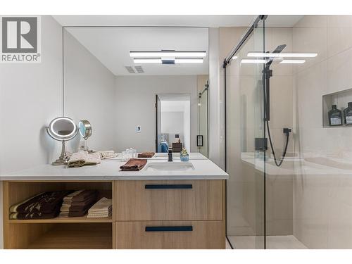 9829 Beacon Hill Crescent, Lake Country, BC - Indoor Photo Showing Bathroom