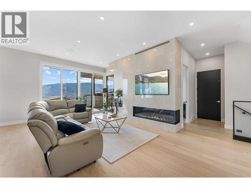 9829 Beacon Hill Crescent, Lake Country, BC - Indoor Photo Showing Living Room With Fireplace