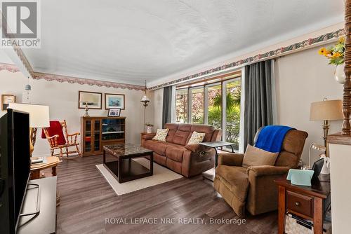 21 Upper Canada Drive, Niagara-On-The-Lake (Town), ON - Indoor Photo Showing Living Room