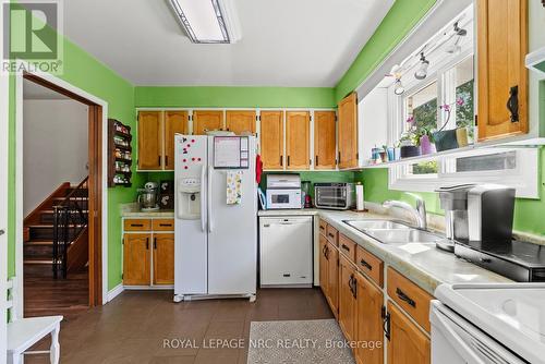 21 Upper Canada Drive, Niagara-On-The-Lake (Town), ON - Indoor Photo Showing Kitchen With Double Sink