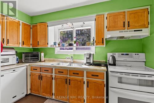 21 Upper Canada Drive, Niagara-On-The-Lake (Town), ON - Indoor Photo Showing Kitchen With Double Sink