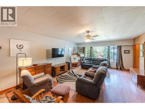 5401 Highway 97, Oliver, BC - Indoor Photo Showing Living Room