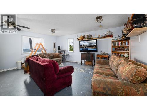 4840 Lower Wynndel Road, Wynndel, BC - Indoor Photo Showing Living Room