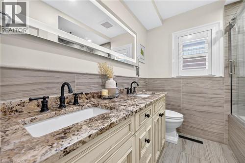 4 Compton Place, Hamilton, ON - Indoor Photo Showing Bathroom