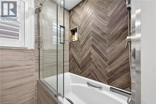 4 Compton Place, Hamilton, ON - Indoor Photo Showing Bathroom