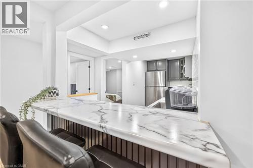 4 Compton Place, Hamilton, ON - Indoor Photo Showing Kitchen