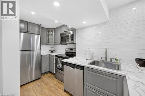 4 Compton Place, Hamilton, ON - Indoor Photo Showing Kitchen With Upgraded Kitchen