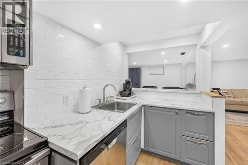 4 Compton Place, Hamilton, ON - Indoor Photo Showing Kitchen With Upgraded Kitchen