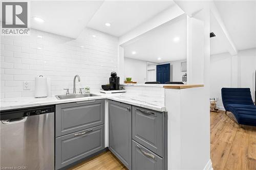 4 Compton Place, Hamilton, ON - Indoor Photo Showing Kitchen
