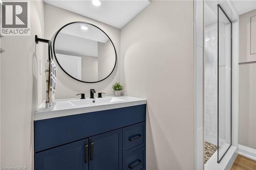 4 Compton Place, Hamilton, ON - Indoor Photo Showing Bathroom