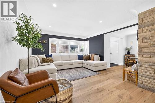 4 Compton Place, Hamilton, ON - Indoor Photo Showing Living Room
