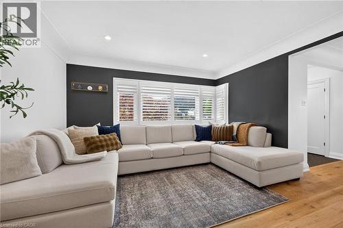 4 Compton Place, Hamilton, ON - Indoor Photo Showing Living Room