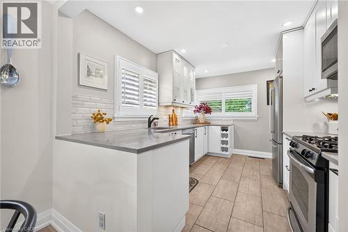 4 Compton Place, Hamilton, ON - Indoor Photo Showing Kitchen With Upgraded Kitchen