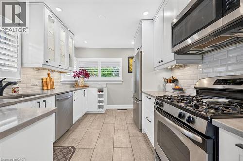 4 Compton Place, Hamilton, ON - Indoor Photo Showing Kitchen With Upgraded Kitchen