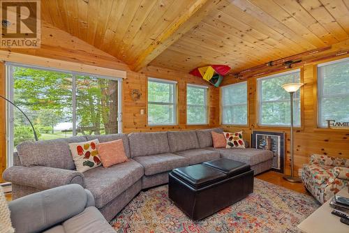 12 - 3998 Highway 141, Muskoka Lakes (Watt), ON - Indoor Photo Showing Living Room