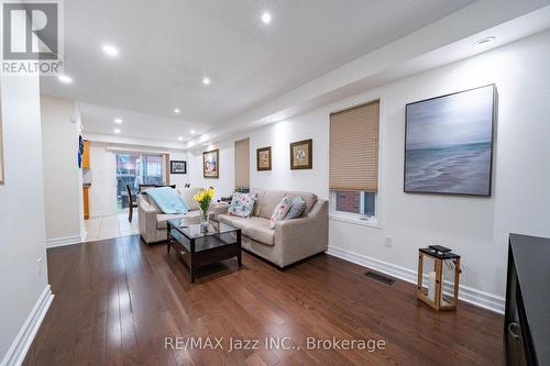 412 Reeves Way Boulevard, Whitchurch-Stouffville (Stouffville), ON - Indoor Photo Showing Living Room