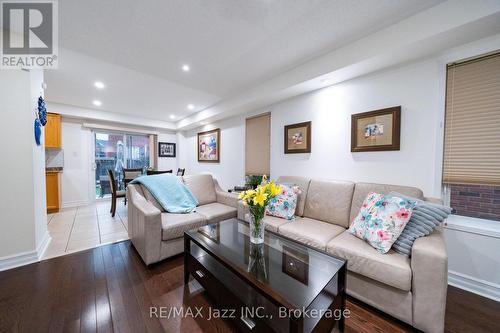 412 Reeves Way Boulevard, Whitchurch-Stouffville (Stouffville), ON - Indoor Photo Showing Living Room