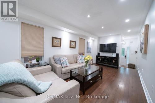 412 Reeves Way Boulevard, Whitchurch-Stouffville (Stouffville), ON - Indoor Photo Showing Living Room