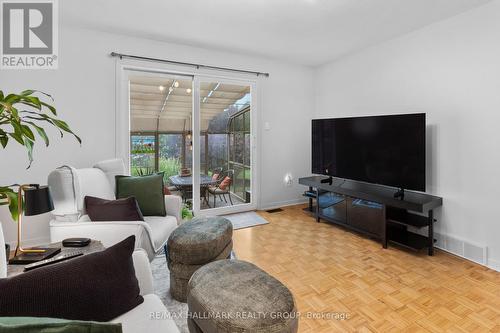 932 Dresden Crescent, Ottawa, ON - Indoor Photo Showing Living Room