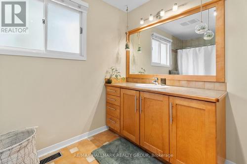 932 Dresden Crescent, Ottawa, ON - Indoor Photo Showing Bathroom