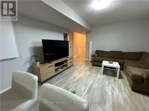 34 Bounty Avenue, Thorold (Rolling Meadows), ON - Indoor Photo Showing Living Room