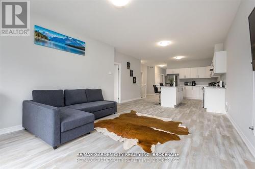 34 Bounty Avenue, Thorold (Rolling Meadows), ON - Indoor Photo Showing Living Room