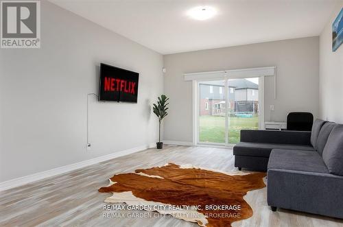 34 Bounty Avenue, Thorold (Rolling Meadows), ON - Indoor Photo Showing Living Room