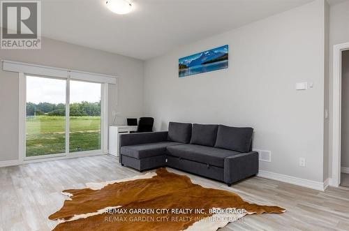 34 Bounty Avenue, Thorold (Rolling Meadows), ON - Indoor Photo Showing Living Room