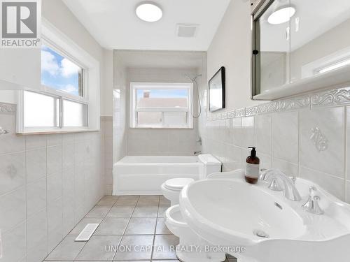 1373 Davenport Road, Toronto, ON - Indoor Photo Showing Bathroom