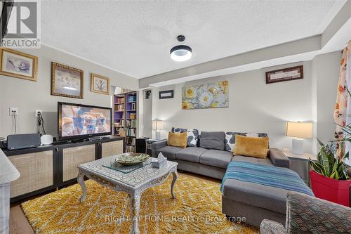 305 Alder Street, Orangeville, ON - Indoor Photo Showing Living Room