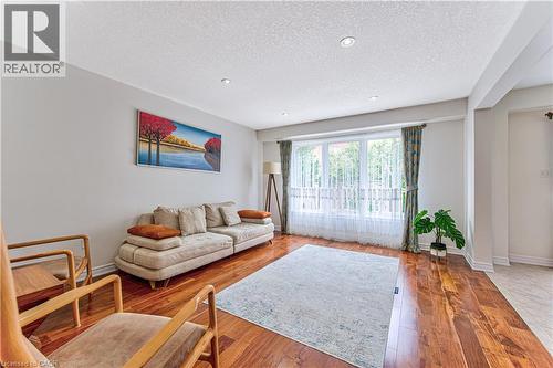 270 Springvalley Crescent, Hamilton, ON - Indoor Photo Showing Living Room