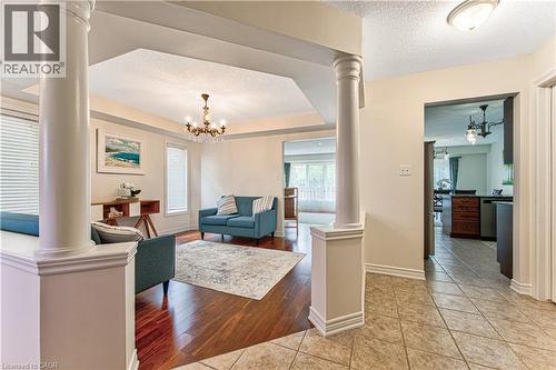 270 Springvalley Crescent, Hamilton, ON - Indoor Photo Showing Living Room