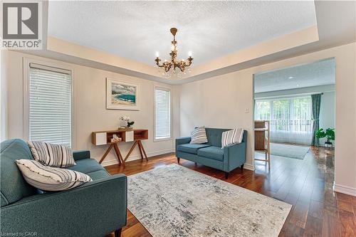 270 Springvalley Crescent, Hamilton, ON - Indoor Photo Showing Living Room
