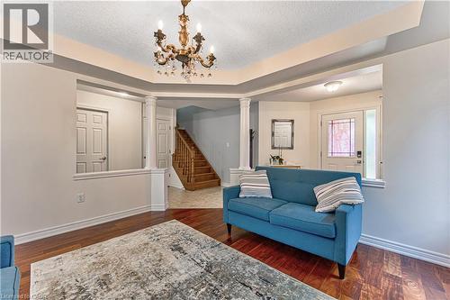 270 Springvalley Crescent, Hamilton, ON - Indoor Photo Showing Living Room