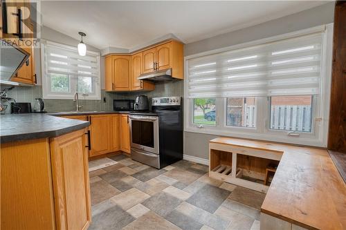 886 Beatrice, Greater Sudbury, ON - Indoor Photo Showing Kitchen