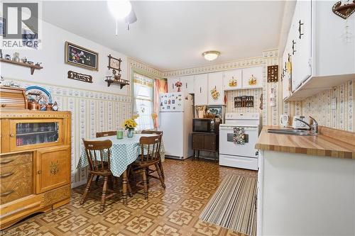 35 Chetwood Street, St. Catharines, ON - Indoor Photo Showing Kitchen