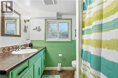 35 Chetwood Street, St. Catharines, ON - Indoor Photo Showing Bathroom