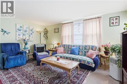 35 Chetwood Street, St. Catharines, ON - Indoor Photo Showing Living Room
