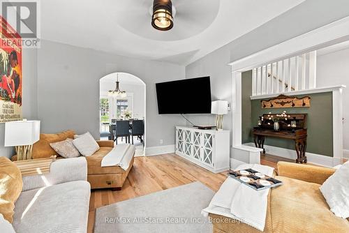 20 Mary Street E, Kawartha Lakes (Lindsay), ON - Indoor Photo Showing Living Room