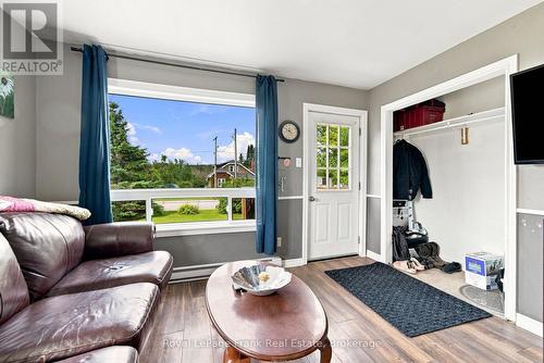 170 Burnt River Road, Kawartha Lakes, ON - Indoor Photo Showing Living Room