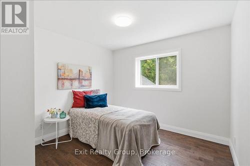 8 Albert Street, Prince Edward County (Picton Ward), ON - Indoor Photo Showing Bedroom