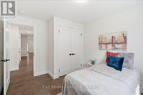 8 Albert Street, Prince Edward County (Picton Ward), ON - Indoor Photo Showing Bedroom