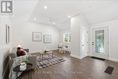8 Albert Street, Prince Edward County (Picton Ward), ON - Indoor Photo Showing Living Room