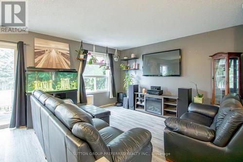 40 Katie Lane, Strathroy-Caradoc (Ne), ON - Indoor Photo Showing Living Room