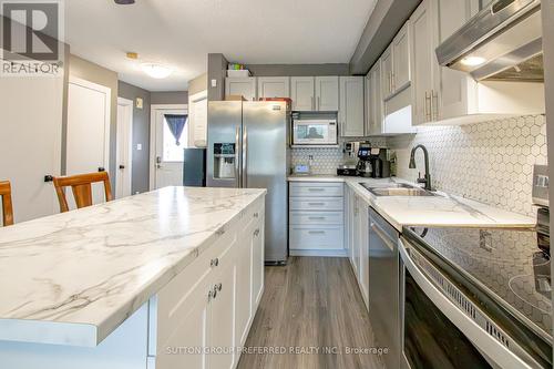 40 Katie Lane, Strathroy-Caradoc (Ne), ON - Indoor Photo Showing Kitchen With Double Sink With Upgraded Kitchen
