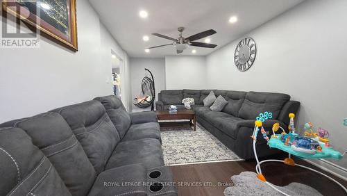 323 Winfield Terrace, Mississauga, ON - Indoor Photo Showing Living Room