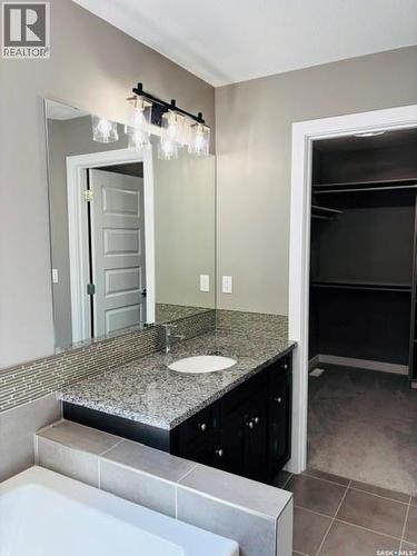 411 Flynn Lane, Saskatoon, SK - Indoor Photo Showing Bathroom