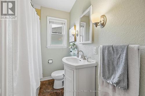151 East 16Th Street, Hamilton, ON - Indoor Photo Showing Bathroom