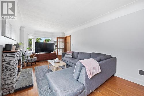 151 East 16Th Street, Hamilton, ON - Indoor Photo Showing Living Room